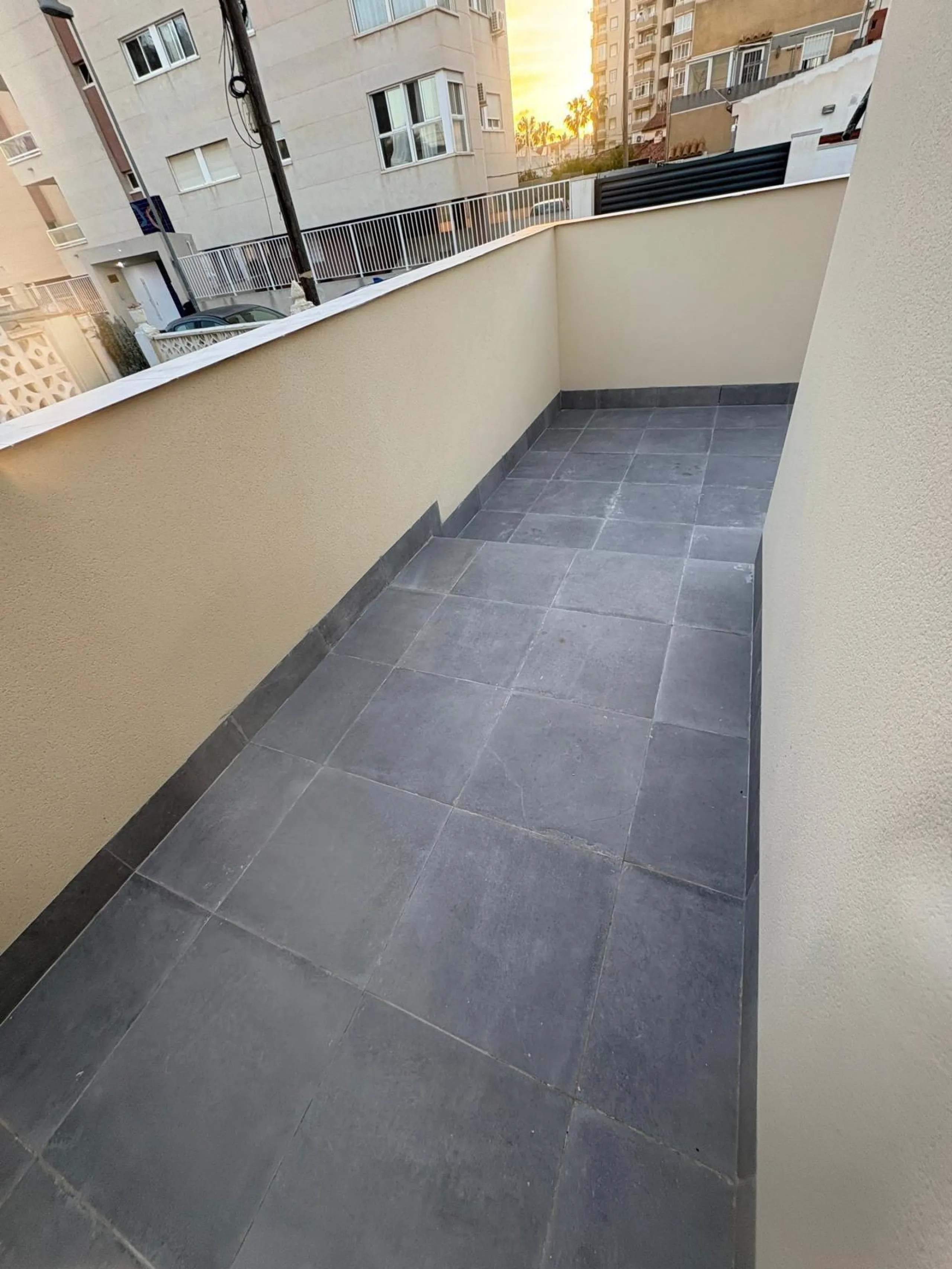 Corner townhouse with southwest orientation just 1.6 km from the sea