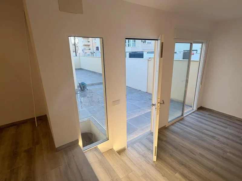 Corner townhouse with southwest orientation just 1.6 km from the sea