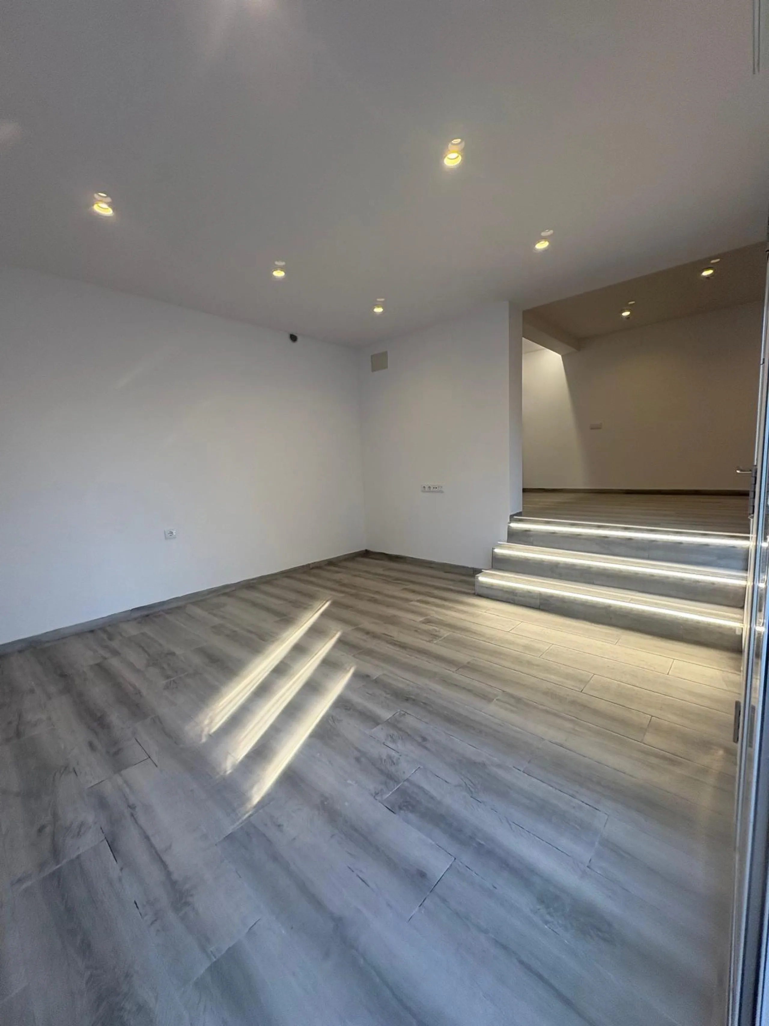 Corner townhouse with southwest orientation just 1.6 km from the sea