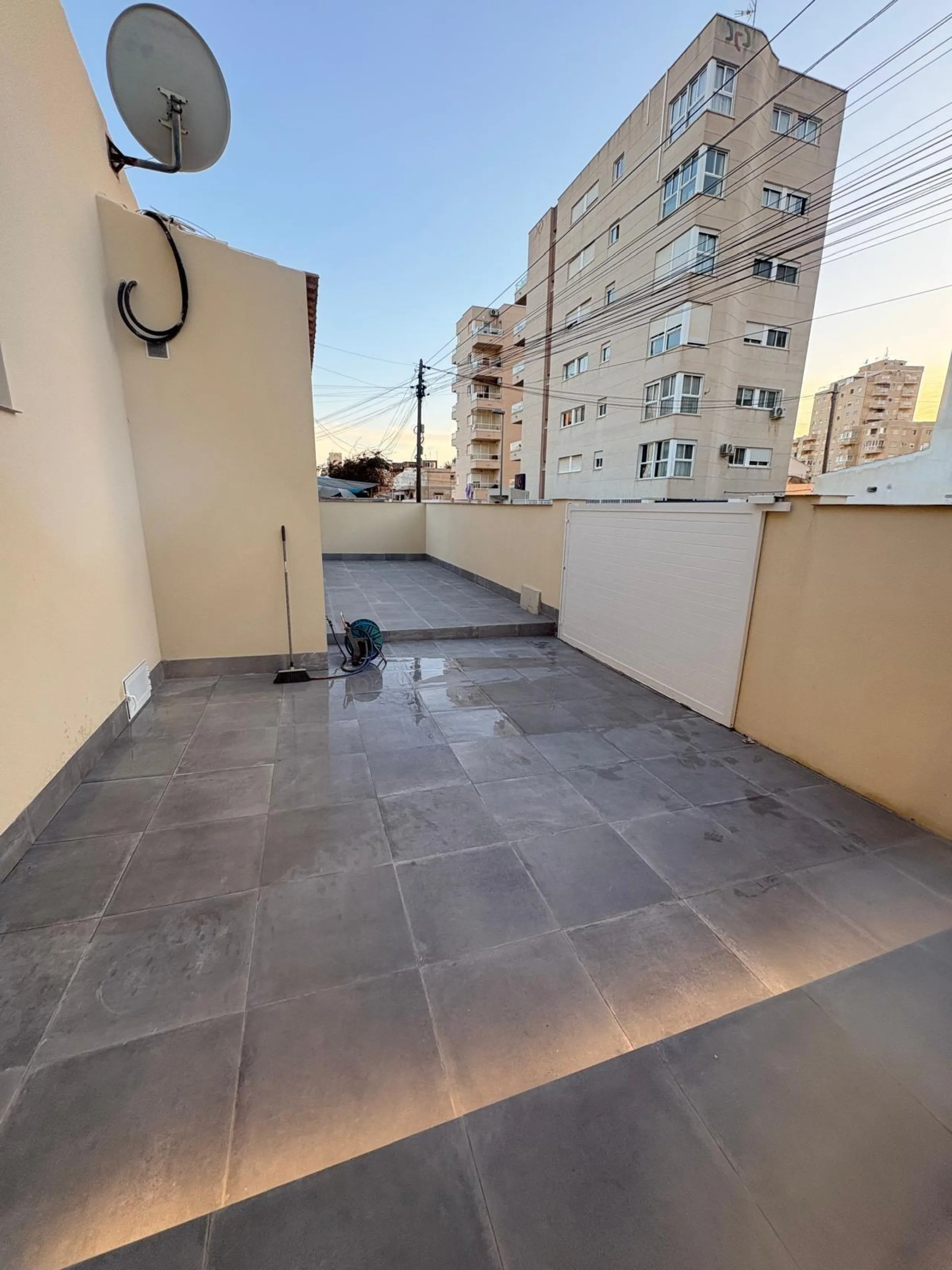 Corner townhouse with southwest orientation just 1.6 km from the sea