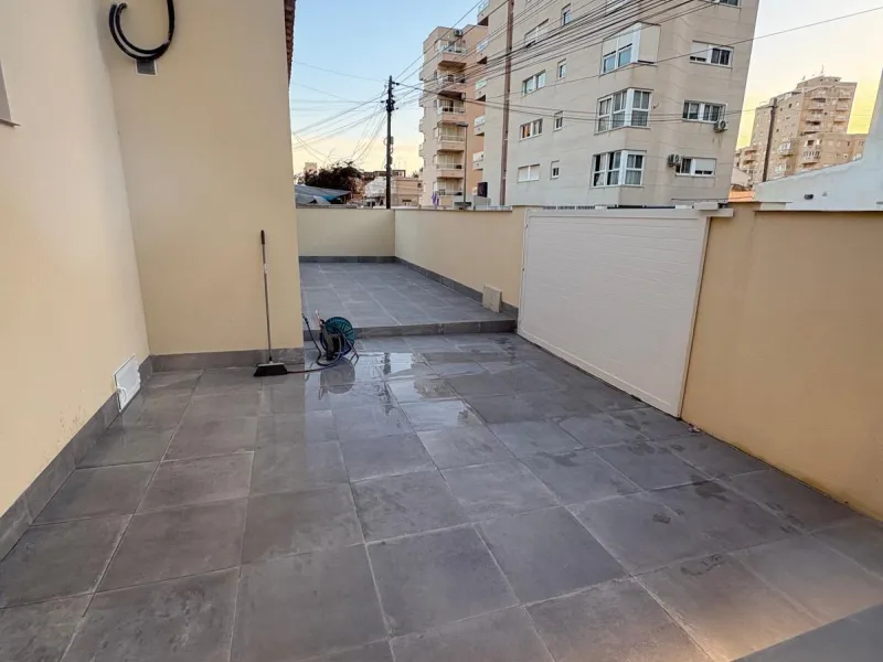 Corner townhouse with southwest orientation just 1.6 km from the sea