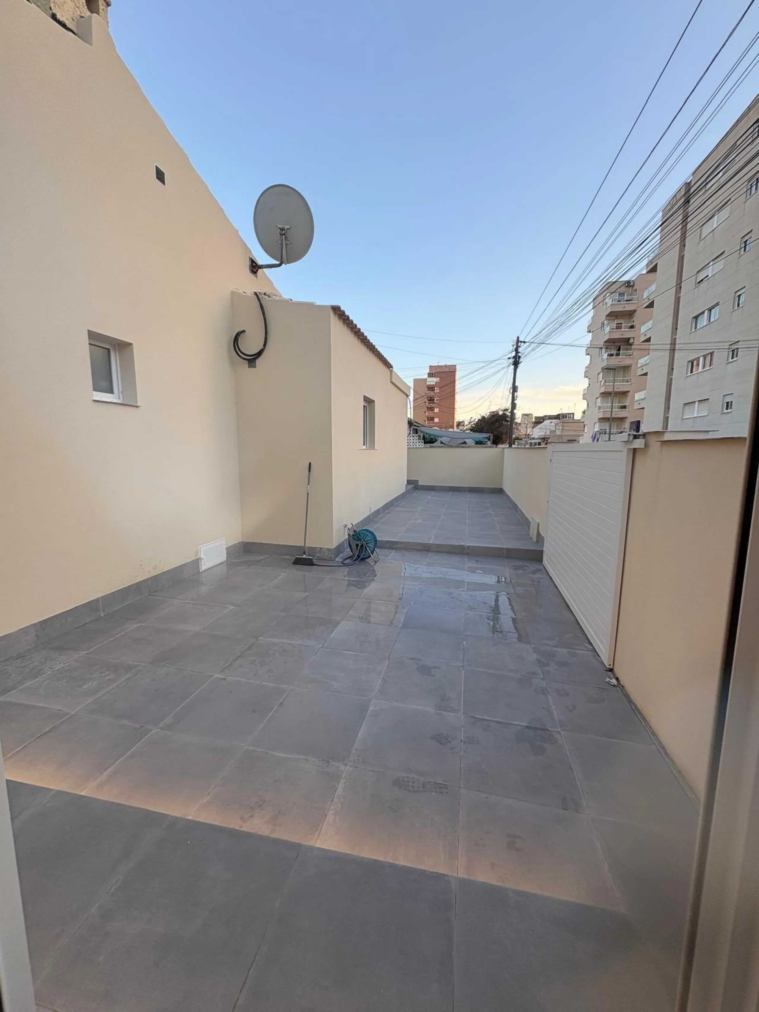 Corner townhouse with southwest orientation just 1.6 km from the sea