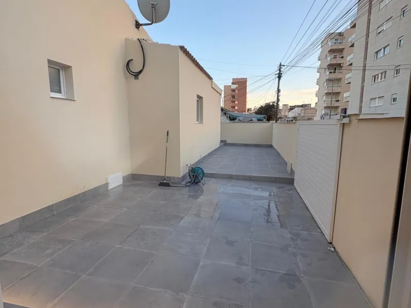 Corner townhouse with southwest orientation just 1.6 km from the sea