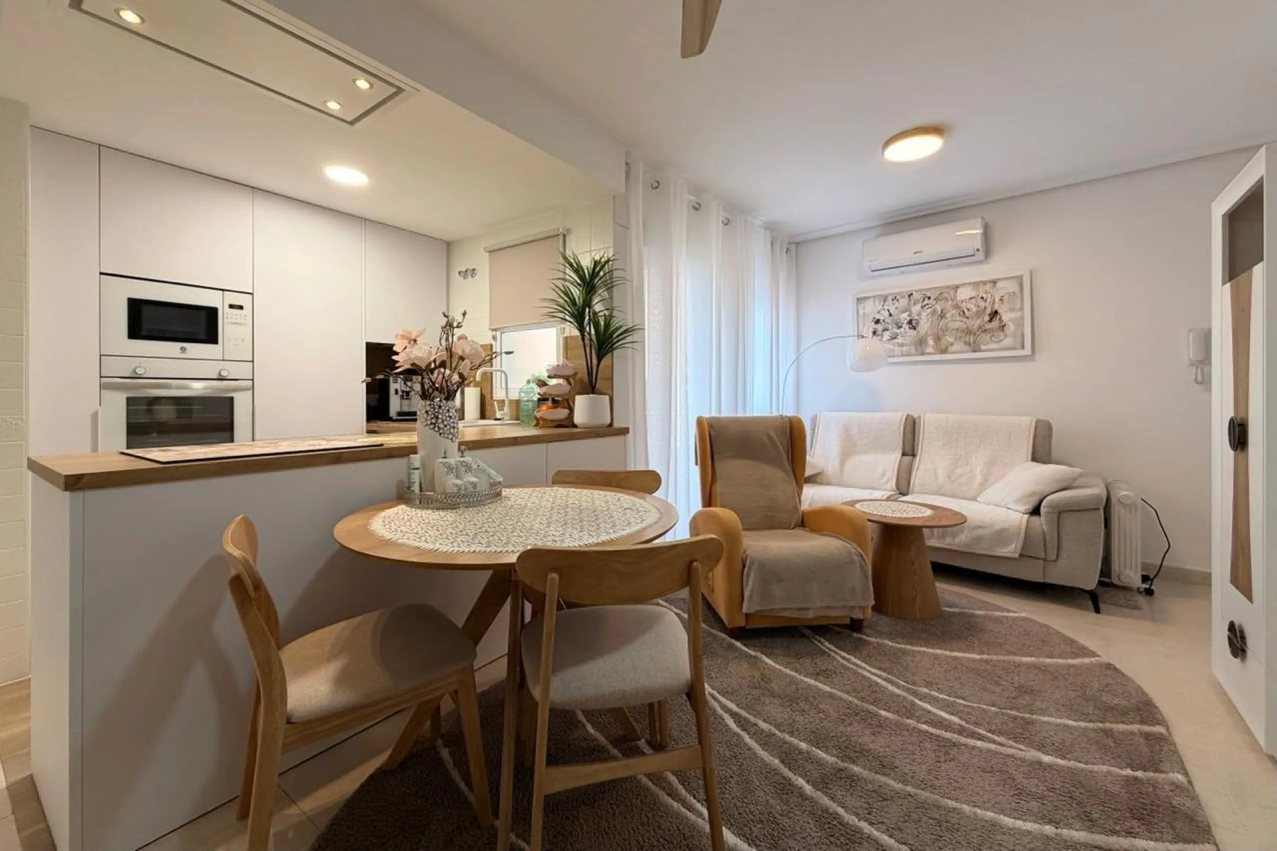 REFORMED APARTMENT WITH TWO BALCONIES