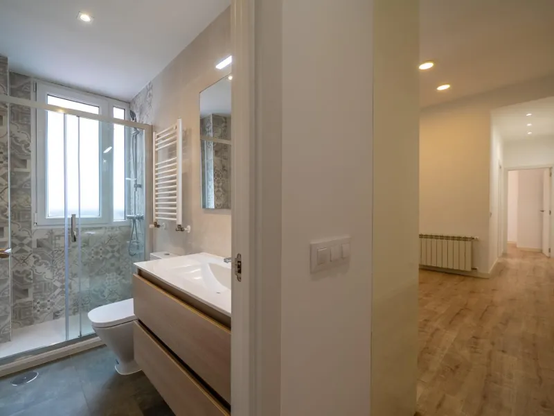 FULLY RENOVATED APARTMENT IN PALACIO, MADRID
