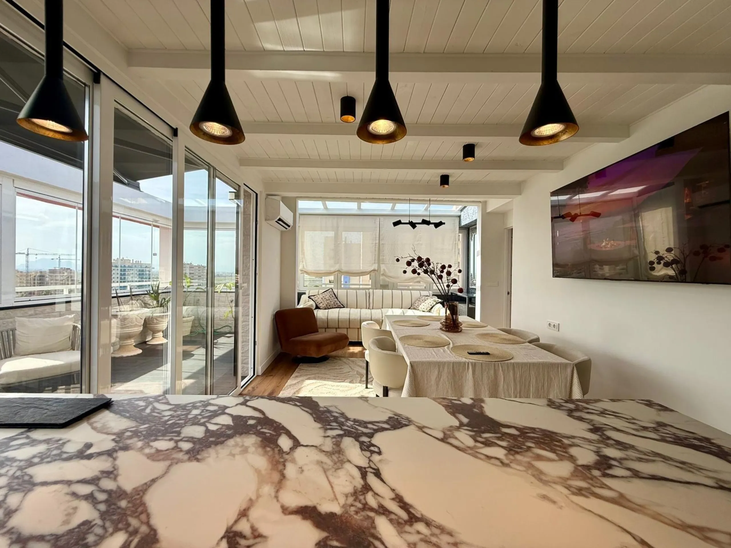 Ático dúplex con súper reforma, 4 dormitorios, piscina y terraza a 900 m del mar en Guardamar del Segura