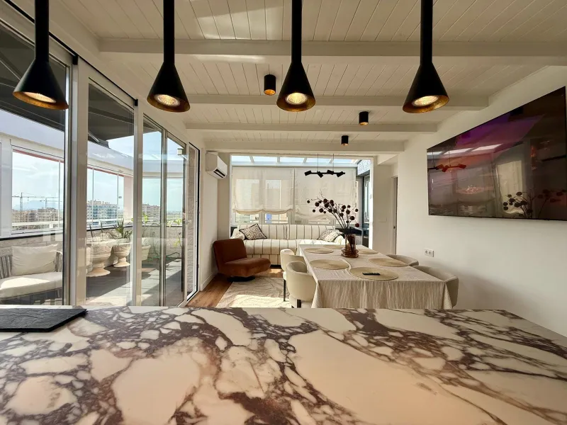 Duplex penthouse with super renovation, 4 bedrooms, pool and terrace 900 m from the sea in Guardamar del Segura