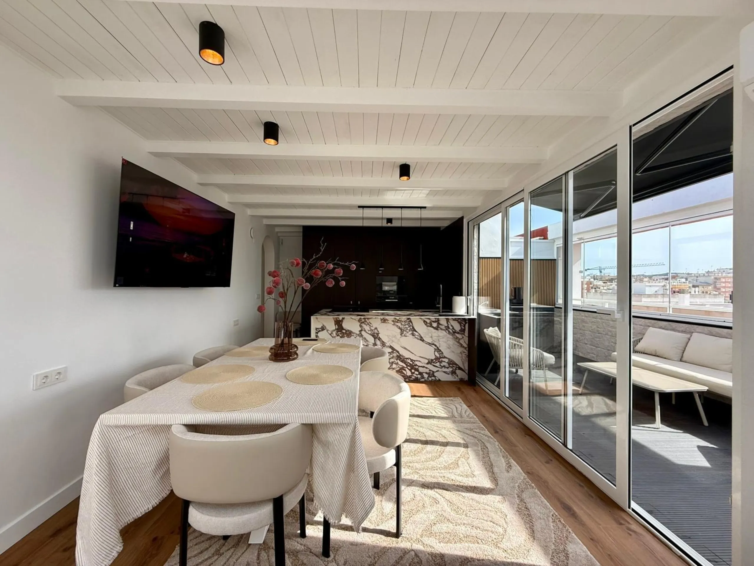 Ático dúplex con súper reforma, 4 dormitorios, piscina y terraza a 900 m del mar en Guardamar del Segura