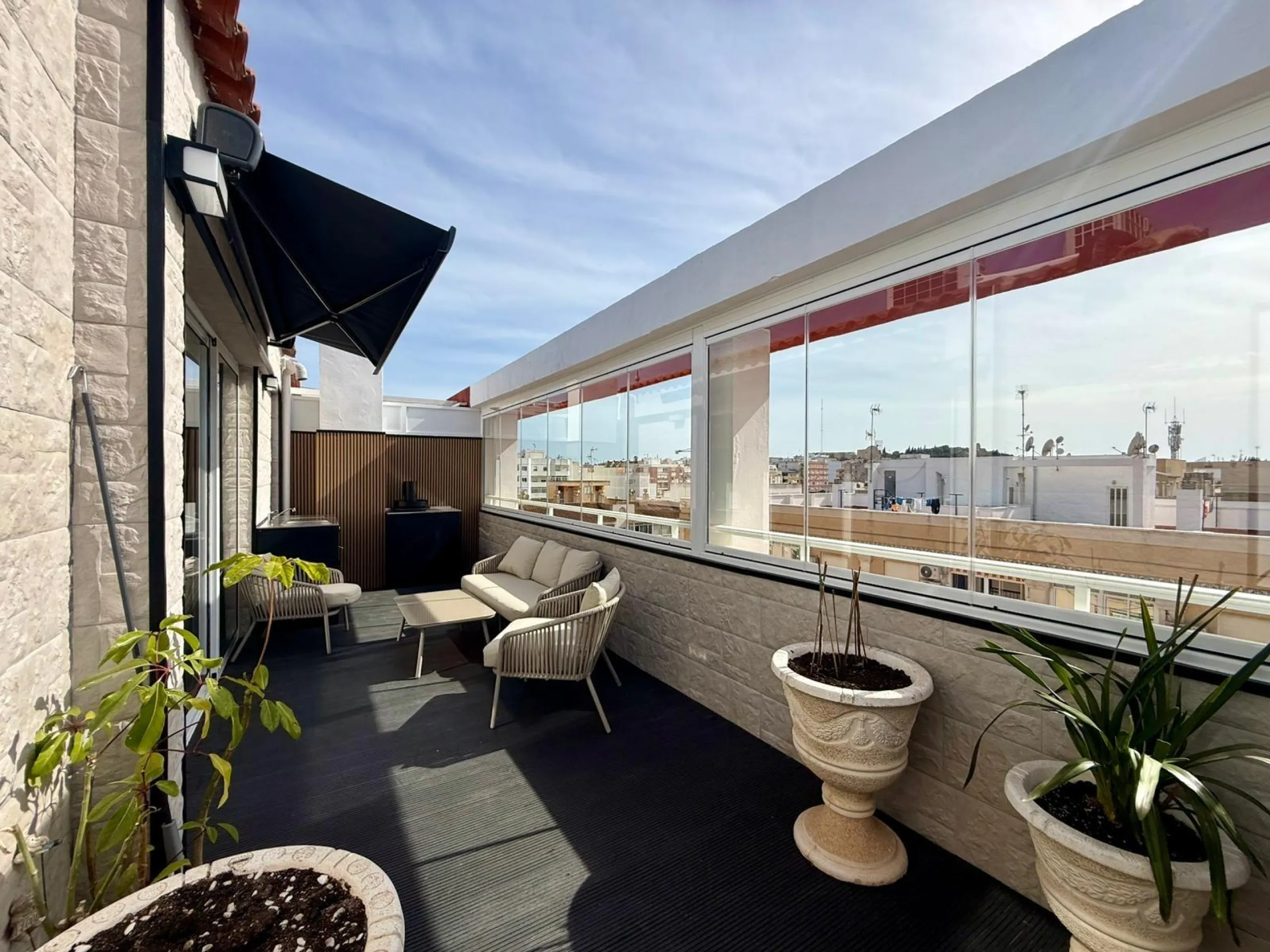 Ático dúplex con súper reforma, 4 dormitorios, piscina y terraza a 900 m del mar en Guardamar del Segura