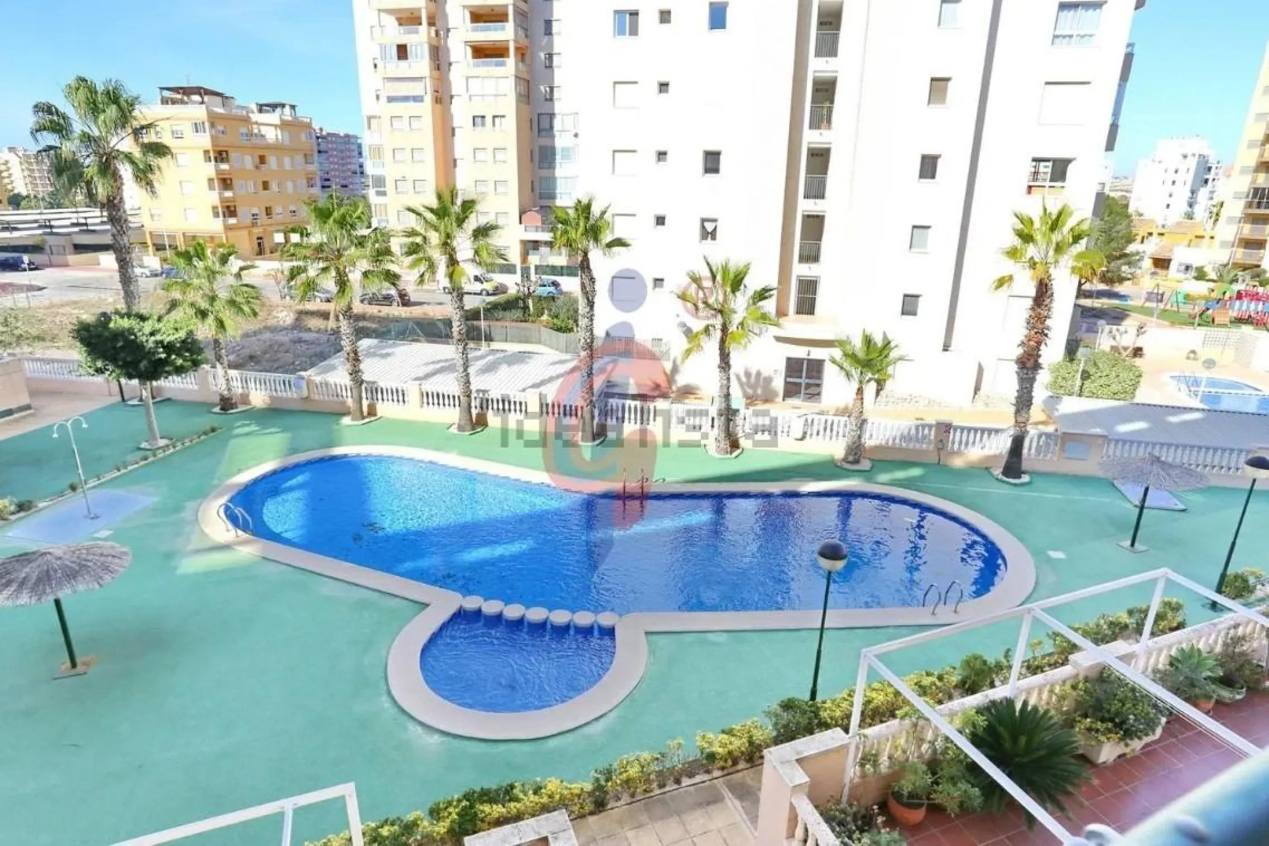 Ático dúplex con súper reforma, 4 dormitorios, piscina y terraza a 900 m del mar en Guardamar del Segura