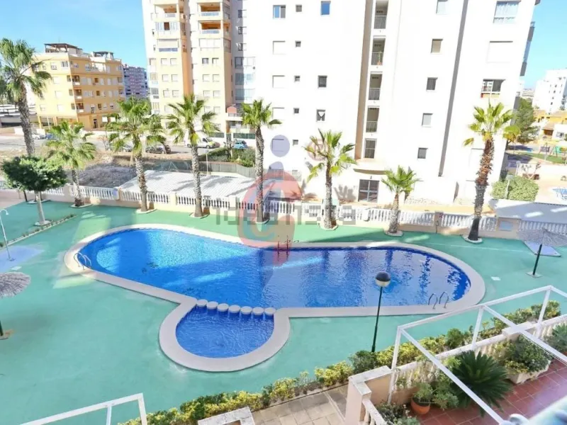 Ático dúplex con súper reforma, 4 dormitorios, piscina y terraza a 900 m del mar en Guardamar del Segura
