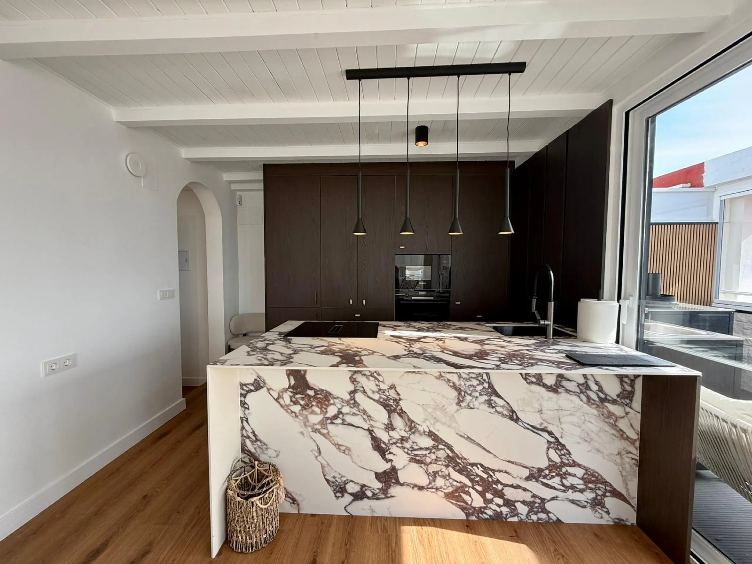 Ático dúplex con súper reforma, 4 dormitorios, piscina y terraza a 900 m del mar en Guardamar del Segura
