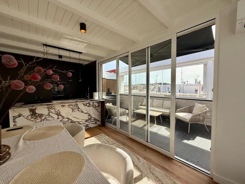Ático dúplex con súper reforma, 4 dormitorios, piscina y terraza a 900 m del mar en Guardamar del Segura
