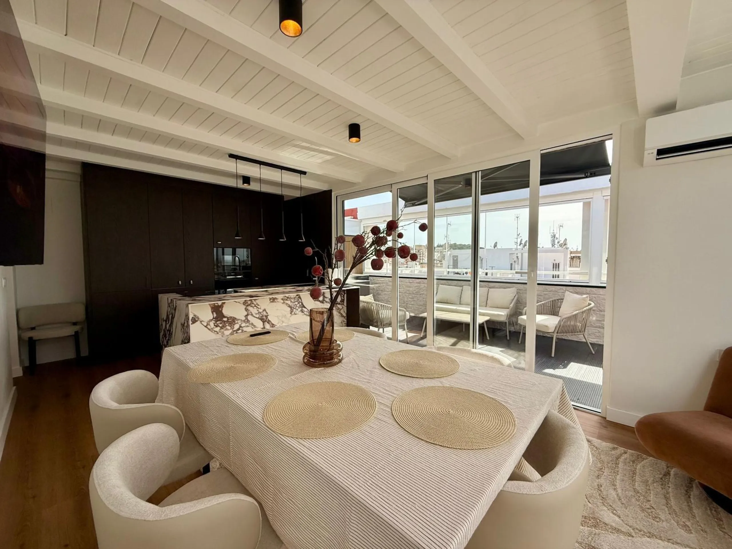 Ático dúplex con súper reforma, 4 dormitorios, piscina y terraza a 900 m del mar en Guardamar del Segura