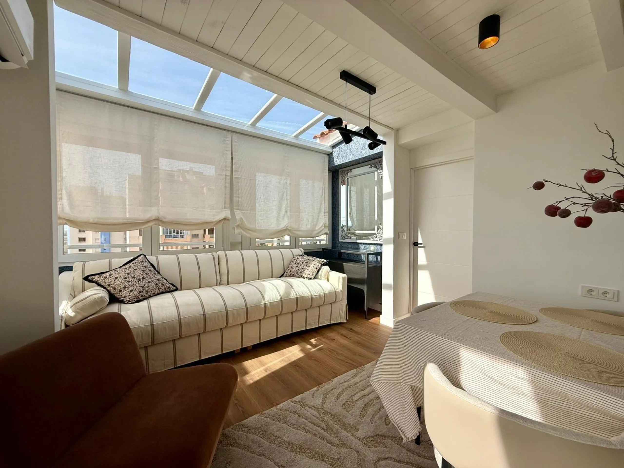 Ático dúplex con súper reforma, 4 dormitorios, piscina y terraza a 900 m del mar en Guardamar del Segura