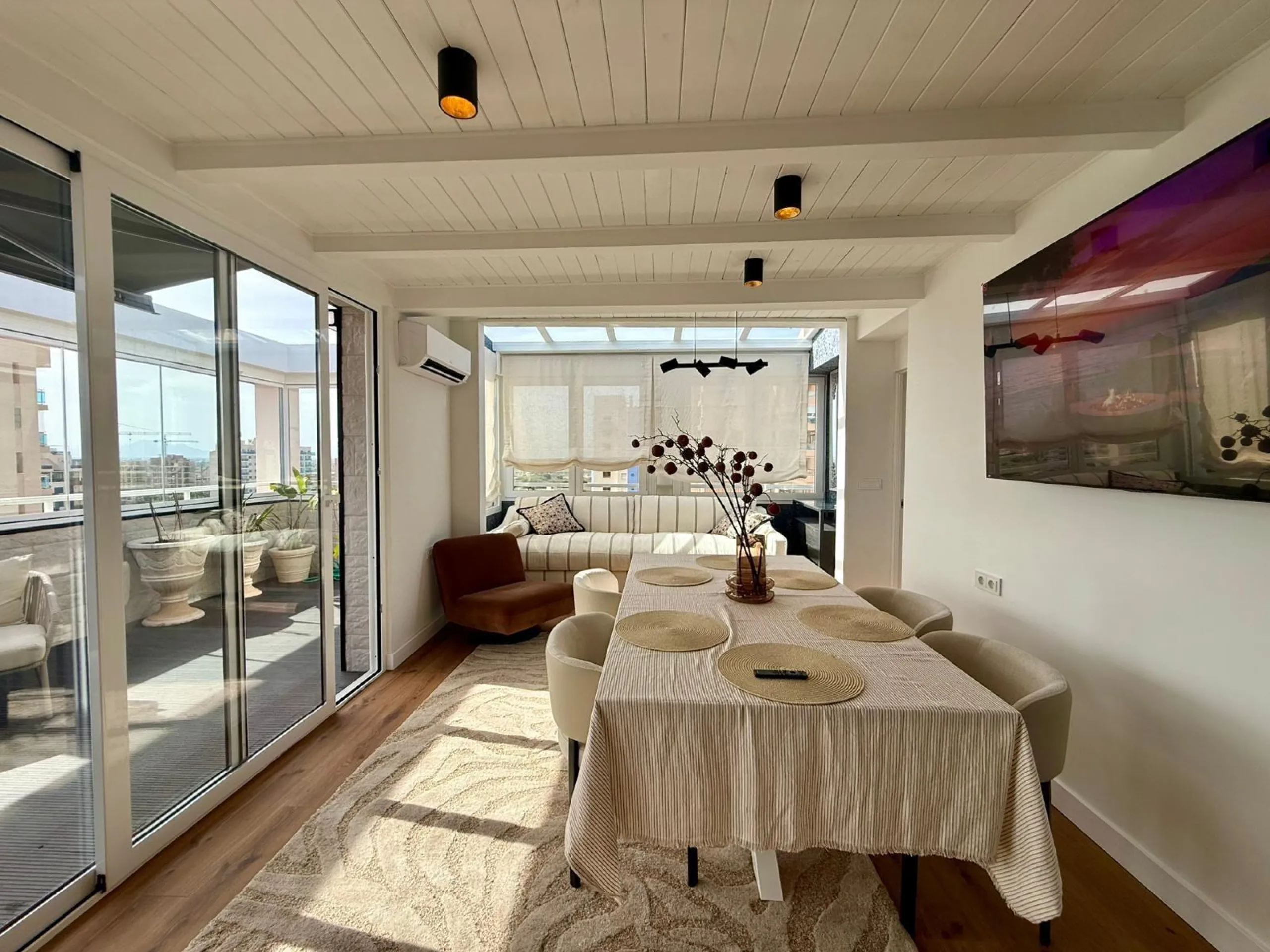 Ático dúplex con súper reforma, 4 dormitorios, piscina y terraza a 900 m del mar en Guardamar del Segura