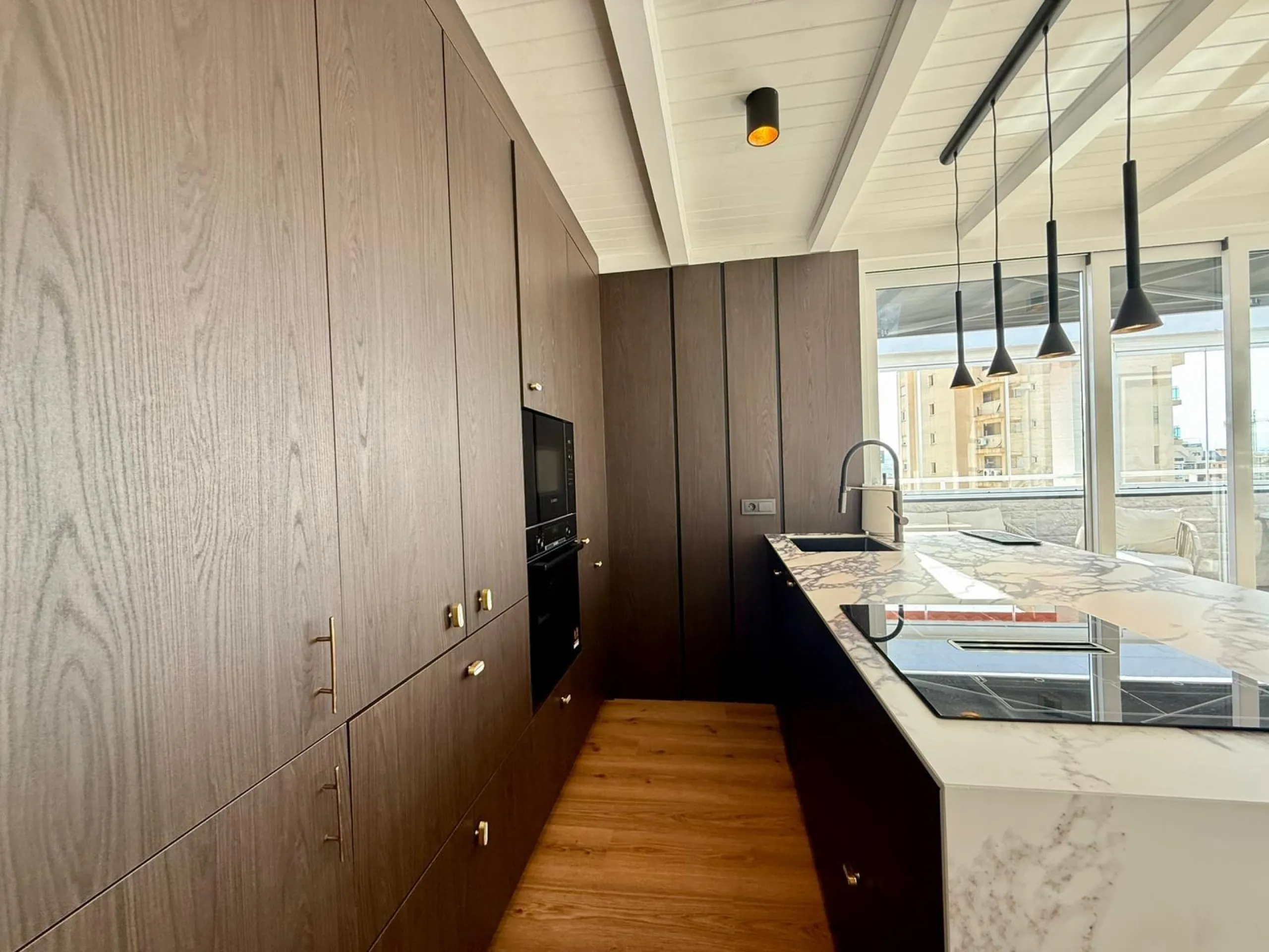 Ático dúplex con súper reforma, 4 dormitorios, piscina y terraza a 900 m del mar en Guardamar del Segura