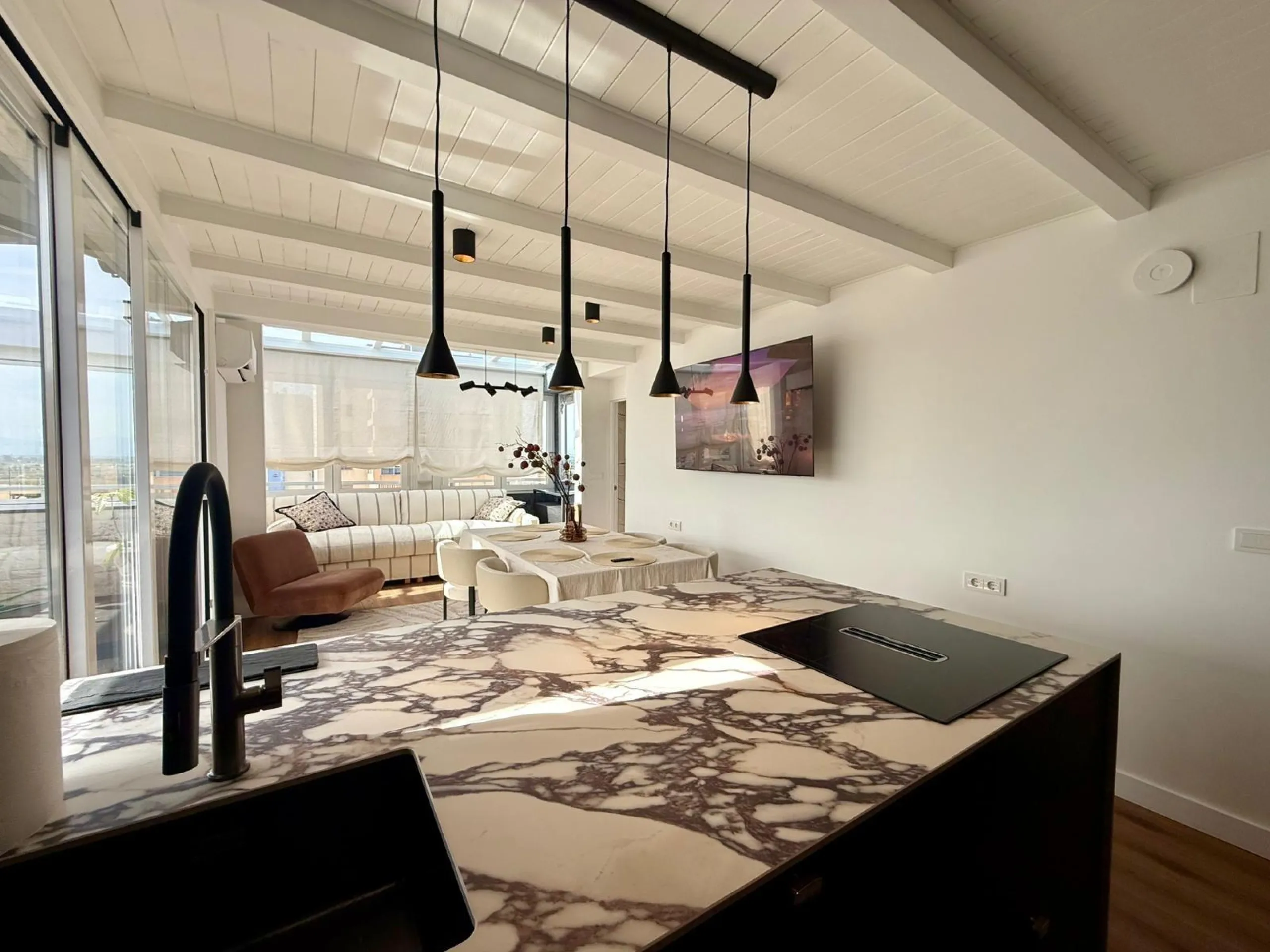 Ático dúplex con súper reforma, 4 dormitorios, piscina y terraza a 900 m del mar en Guardamar del Segura