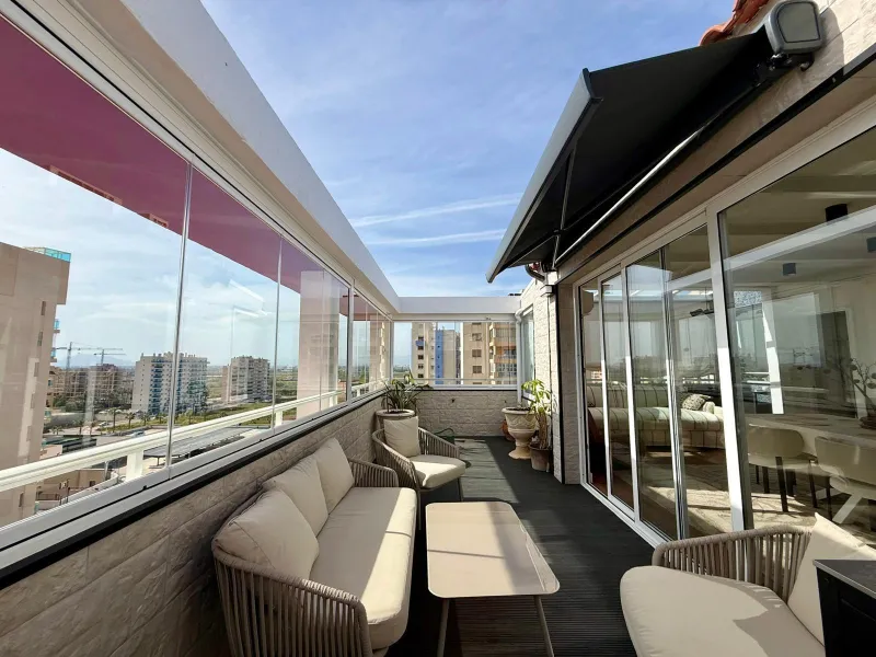 Ático dúplex con súper reforma, 4 dormitorios, piscina y terraza a 900 m del mar en Guardamar del Segura