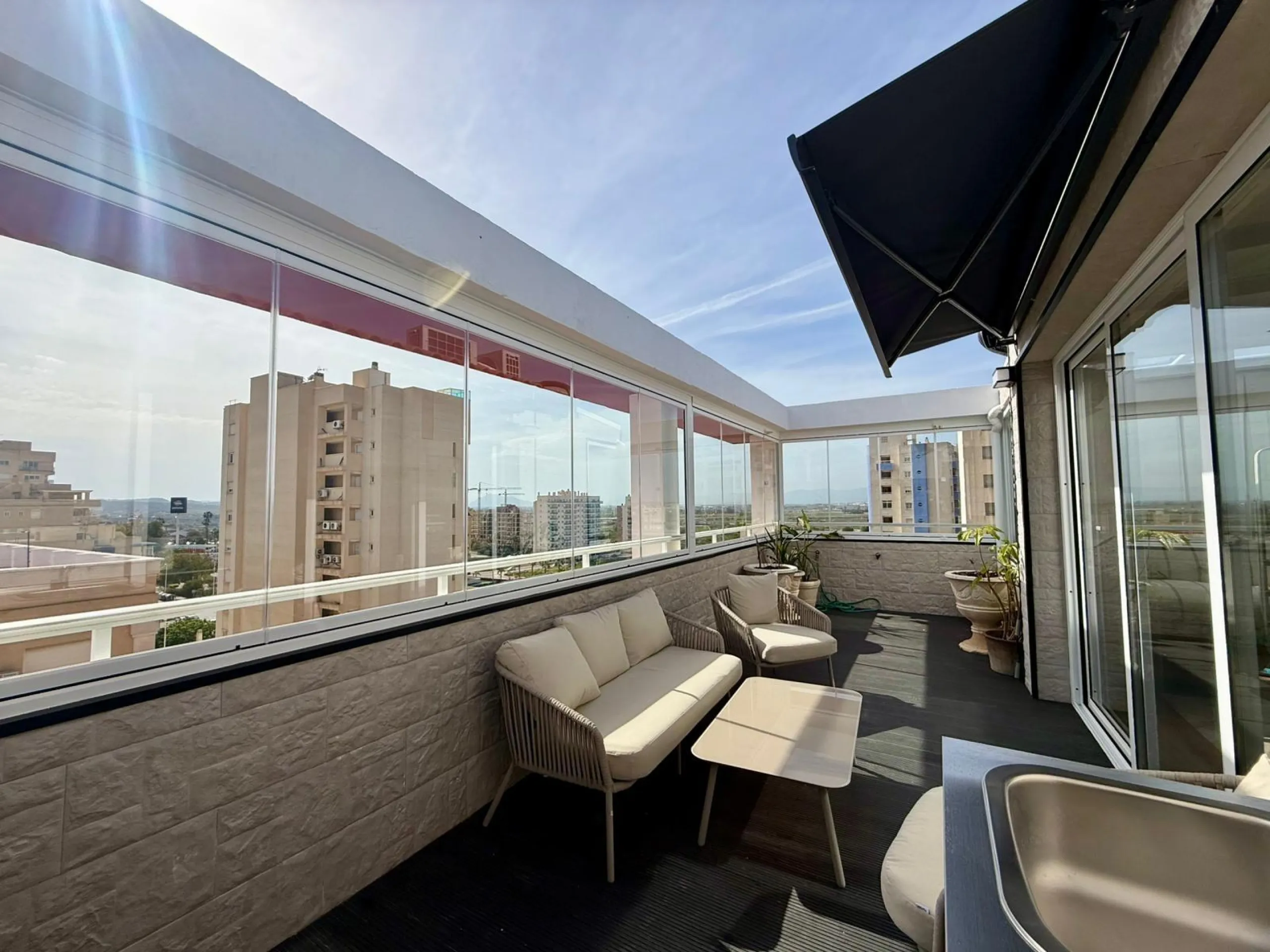 Ático dúplex con súper reforma, 4 dormitorios, piscina y terraza a 900 m del mar en Guardamar del Segura