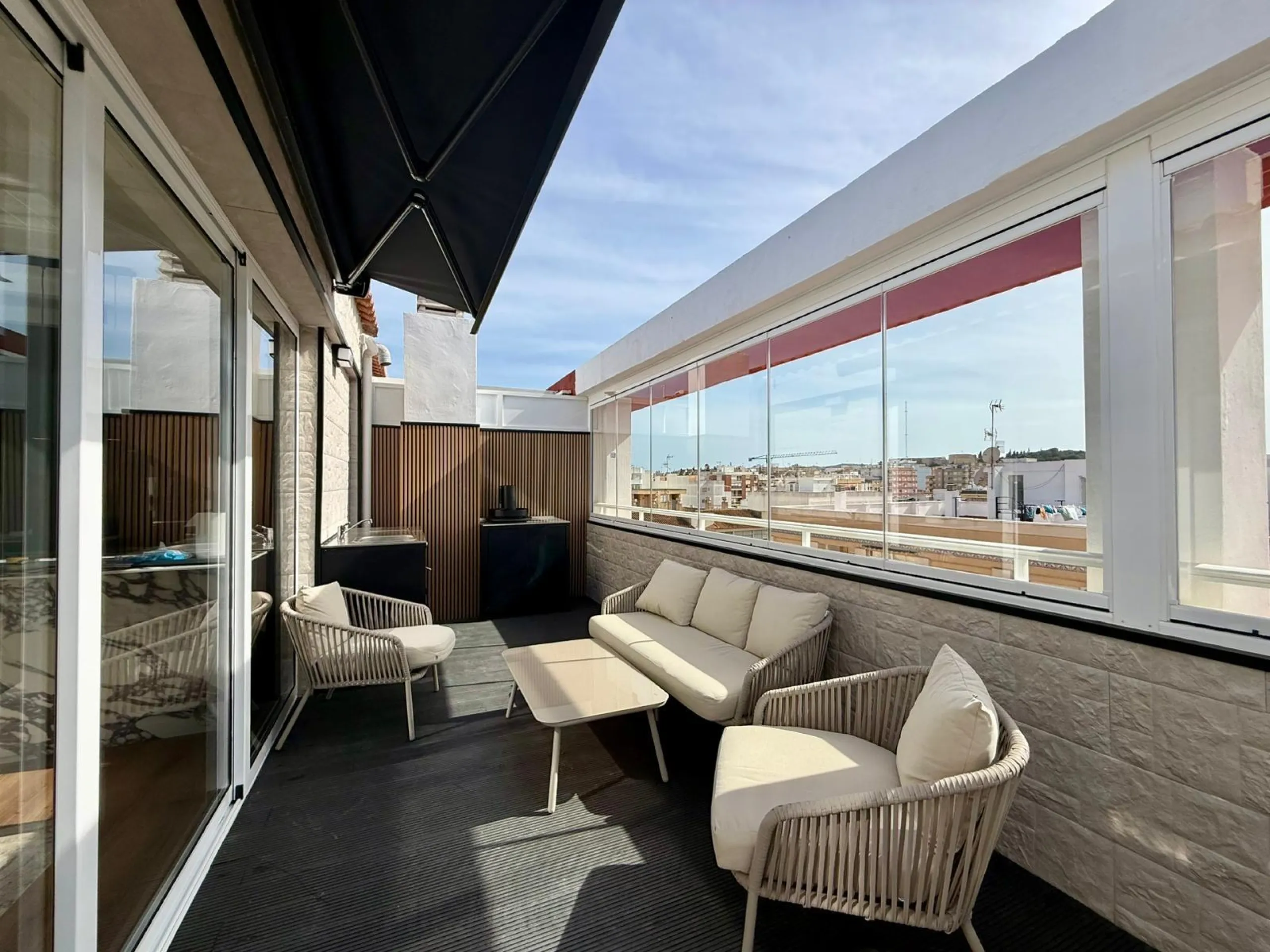 Ático dúplex con súper reforma, 4 dormitorios, piscina y terraza a 900 m del mar en Guardamar del Segura
