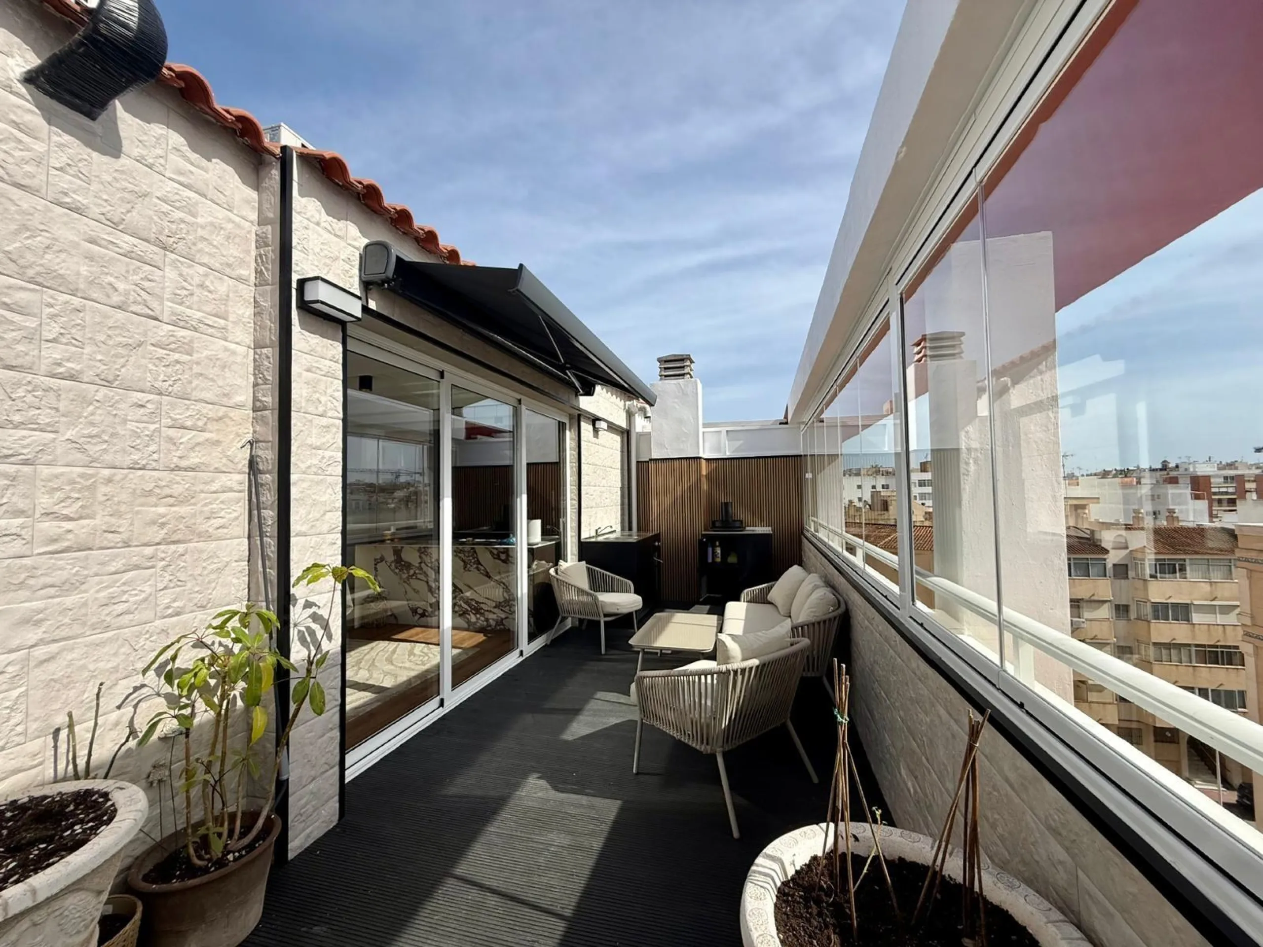 Ático dúplex con súper reforma, 4 dormitorios, piscina y terraza a 900 m del mar en Guardamar del Segura