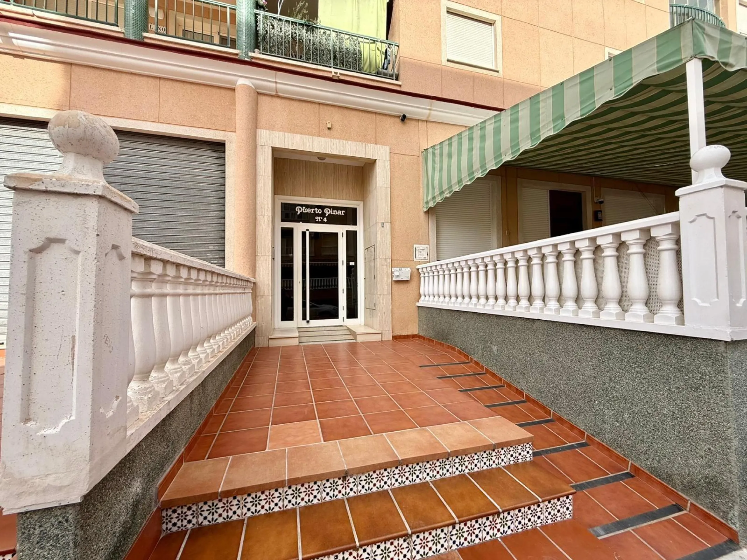 Ático dúplex con súper reforma, 4 dormitorios, piscina y terraza a 900 m del mar en Guardamar del Segura