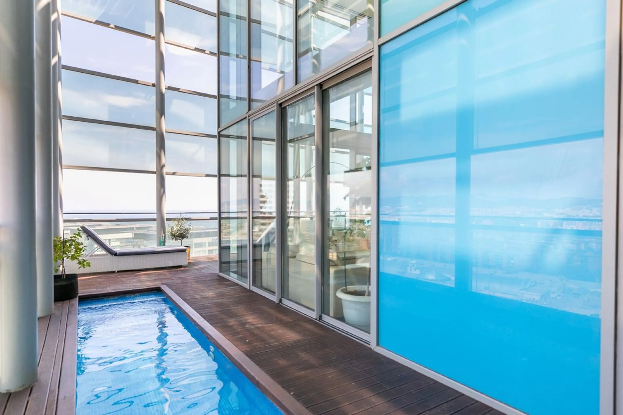 Ático con terraza, jacuzzi y vistas al mar en Diagonal Mar, Barcelona