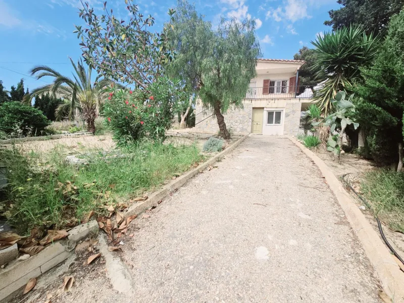 CHALET PARA REFORMAR EN LOS BALCONES CON DOS PLANTAS CON 830 M2 DE PARCELA. 4 DORM. 2 BAÑOS.