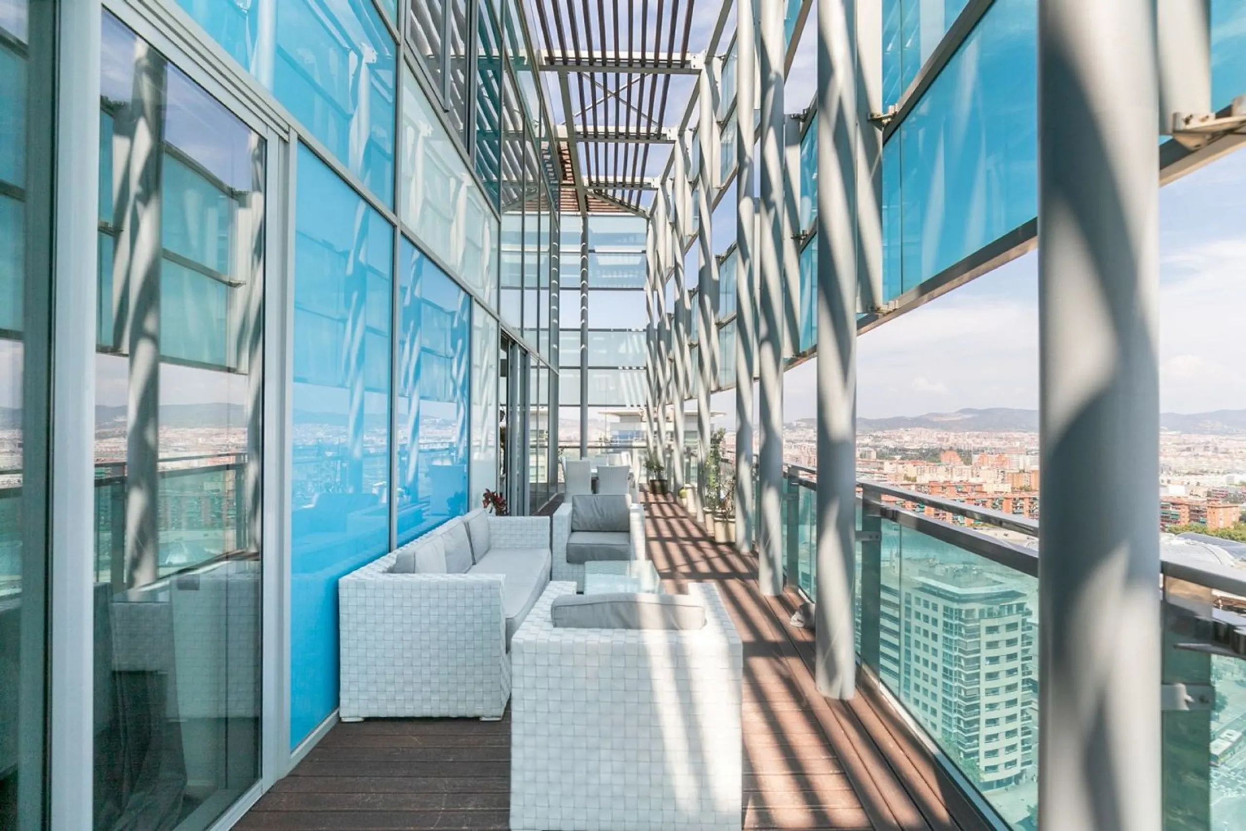 Ático con terraza, jacuzzi y vistas al mar en Diagonal Mar, Barcelona