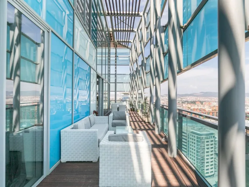 Ático con terraza, jacuzzi y vistas al mar en Diagonal Mar, Barcelona