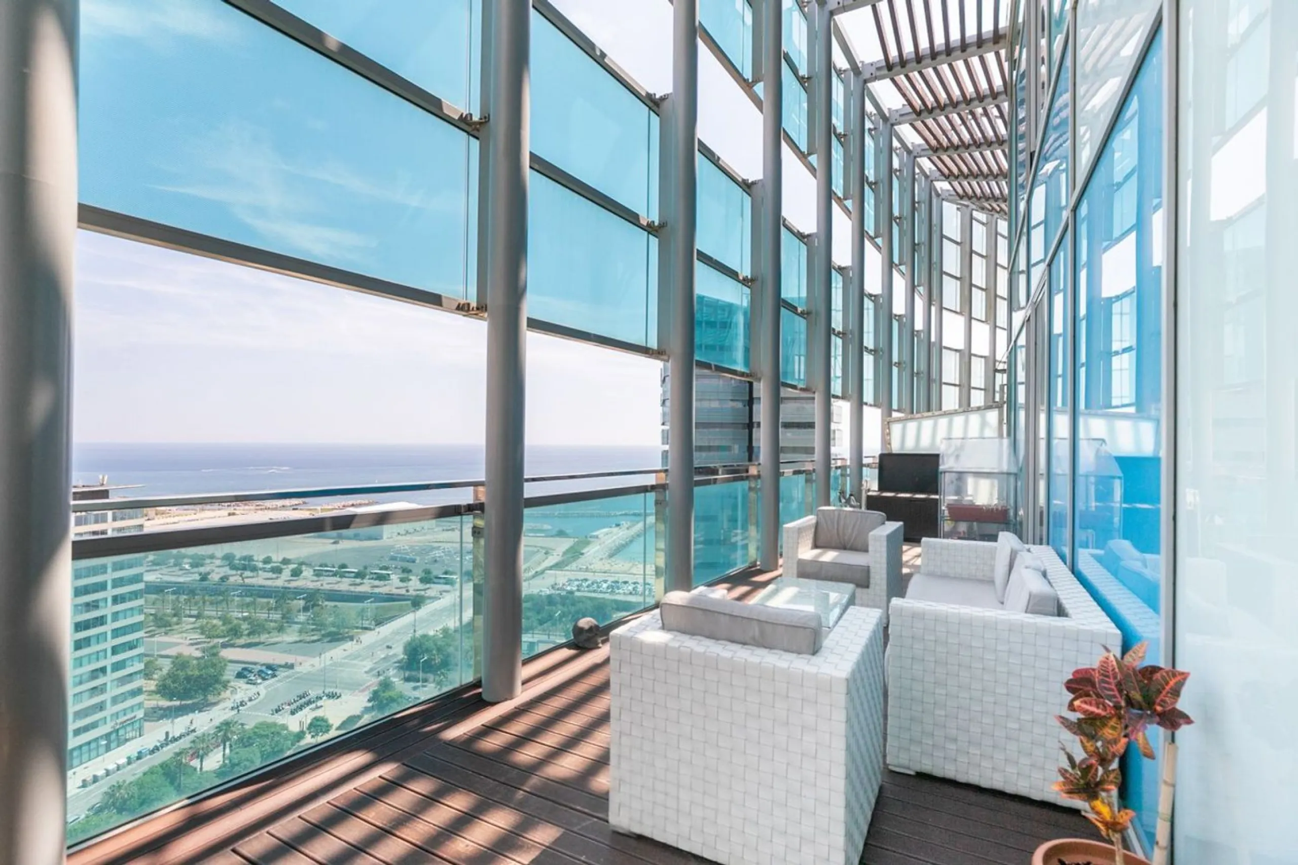 Ático con terraza, jacuzzi y vistas al mar en Diagonal Mar, Barcelona