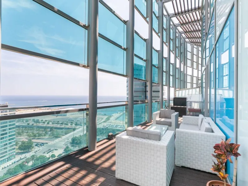 Ático con terraza, jacuzzi y vistas al mar en Diagonal Mar, Barcelona