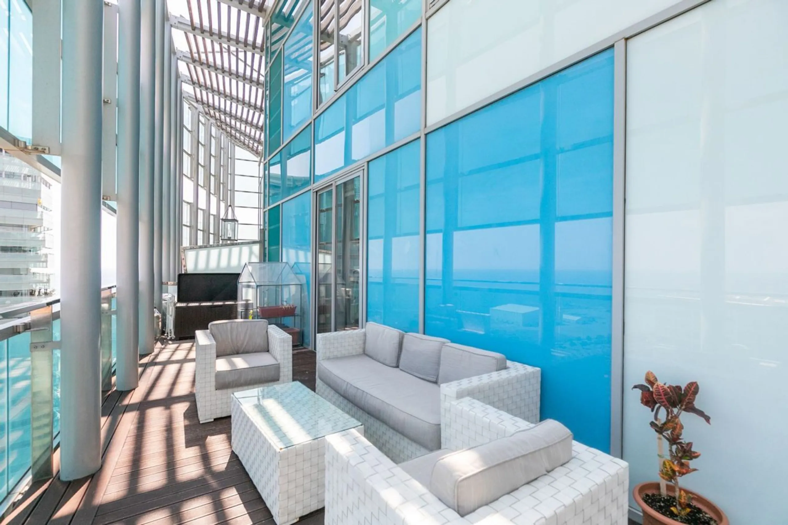 Ático con terraza, jacuzzi y vistas al mar en Diagonal Mar, Barcelona