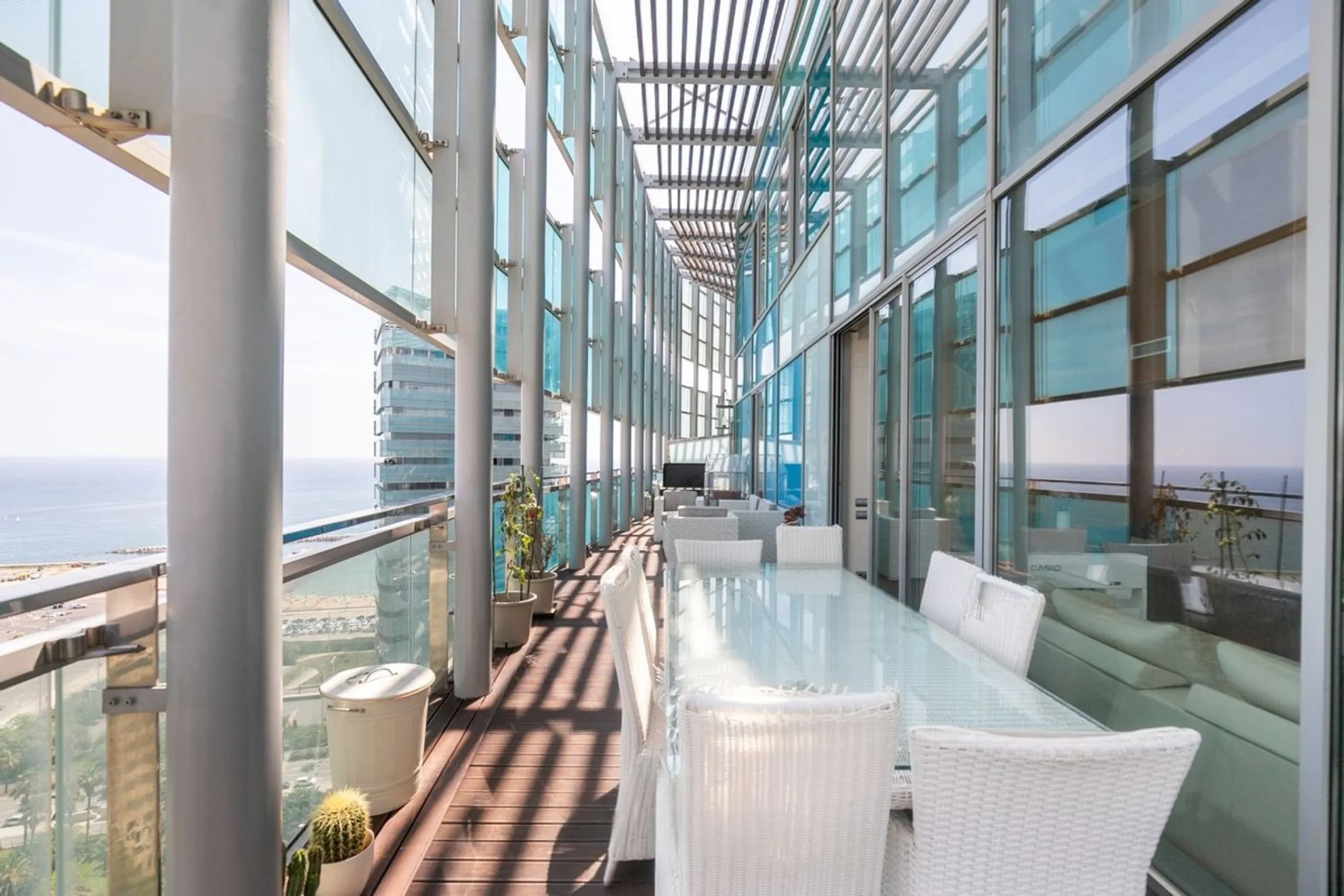 Ático con terraza, jacuzzi y vistas al mar en Diagonal Mar, Barcelona