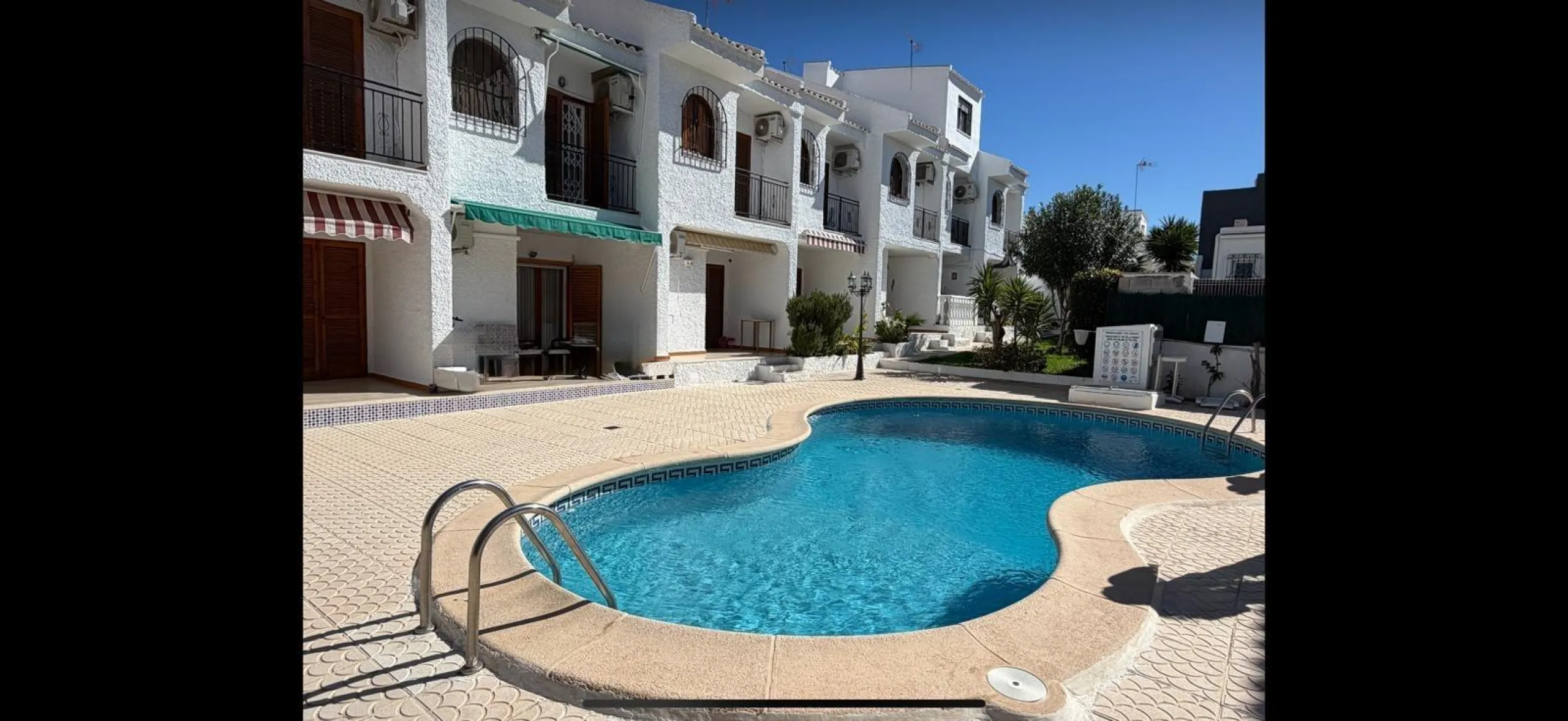 ADOSADO TOTALMENTE REFORMADO DE 2 DORMITORIOS CON SOLARIUM Y PISCINA EN TORREVIEJA