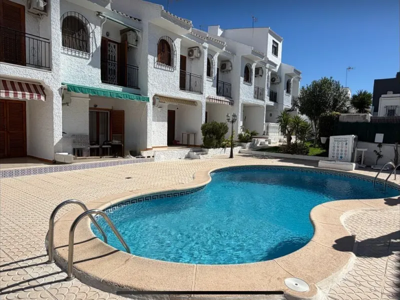 COMPLETELY REFORMED TOWNHOUSE WITH 2 BEDROOMS, SOLARIUM, AND POOL IN TORREVIEJA