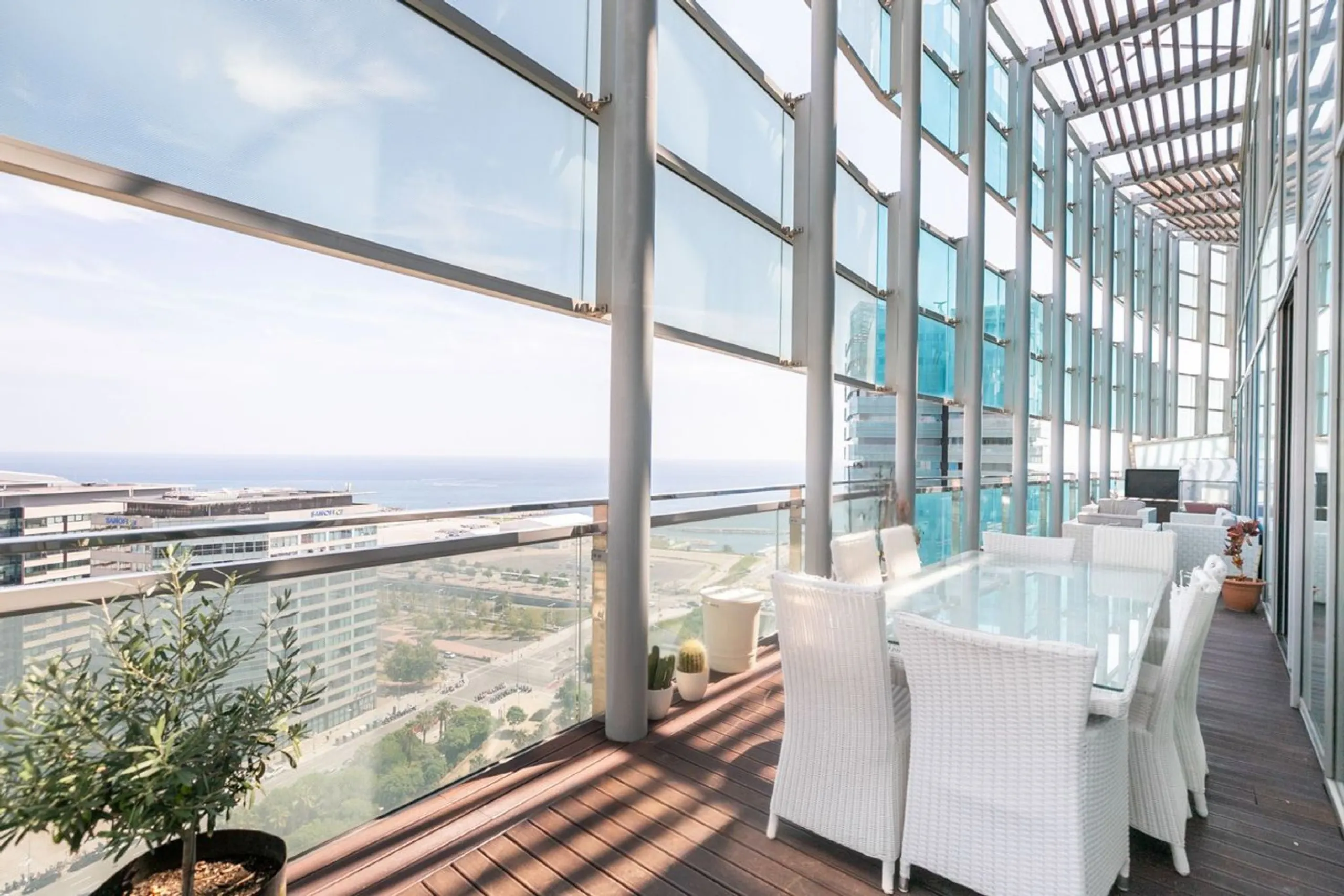 Ático con terraza, jacuzzi y vistas al mar en Diagonal Mar, Barcelona