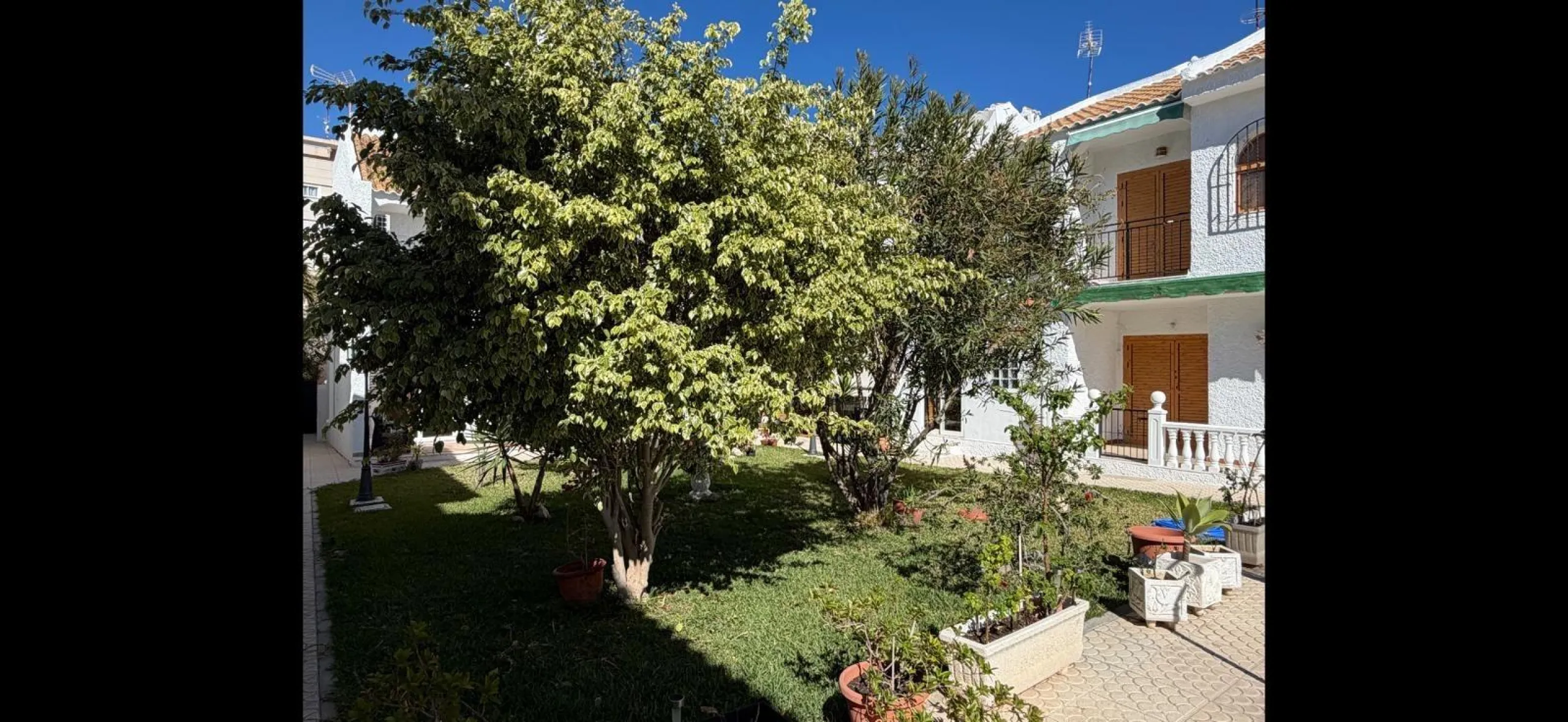 ADOSADO TOTALMENTE REFORMADO DE 2 DORMITORIOS CON SOLARIUM Y PISCINA EN TORREVIEJA