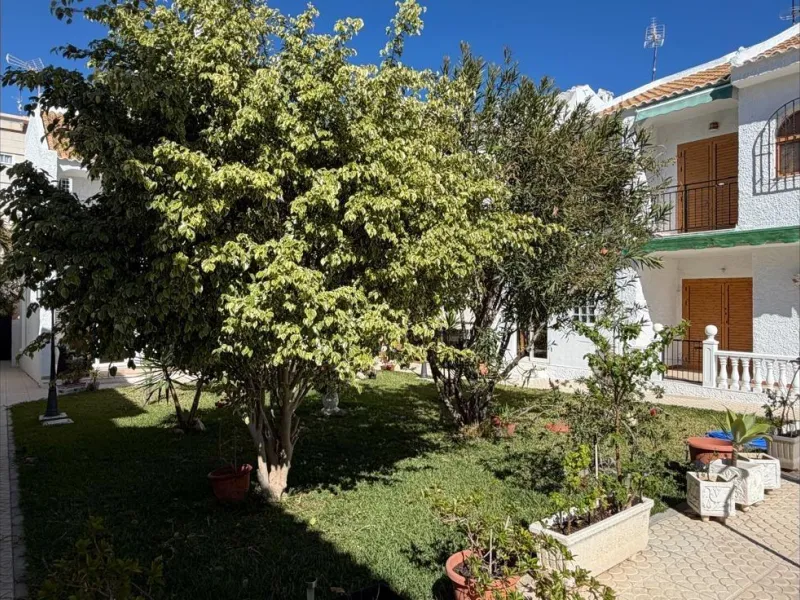 ADOSADO TOTALMENTE REFORMADO DE 2 DORMITORIOS CON SOLARIUM Y PISCINA EN TORREVIEJA