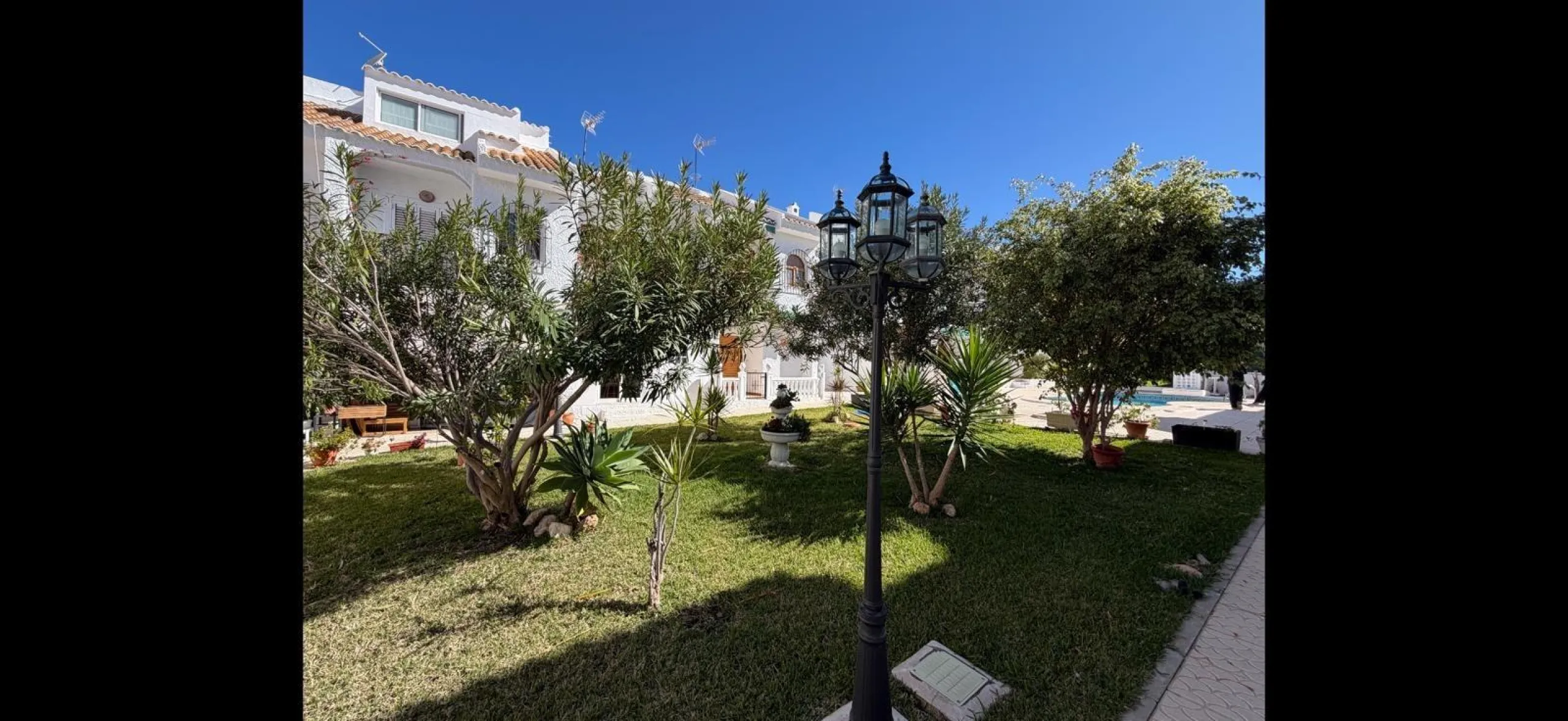 ADOSADO TOTALMENTE REFORMADO DE 2 DORMITORIOS CON SOLARIUM Y PISCINA EN TORREVIEJA