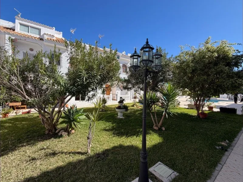 ADOSADO TOTALMENTE REFORMADO DE 2 DORMITORIOS CON SOLARIUM Y PISCINA EN TORREVIEJA