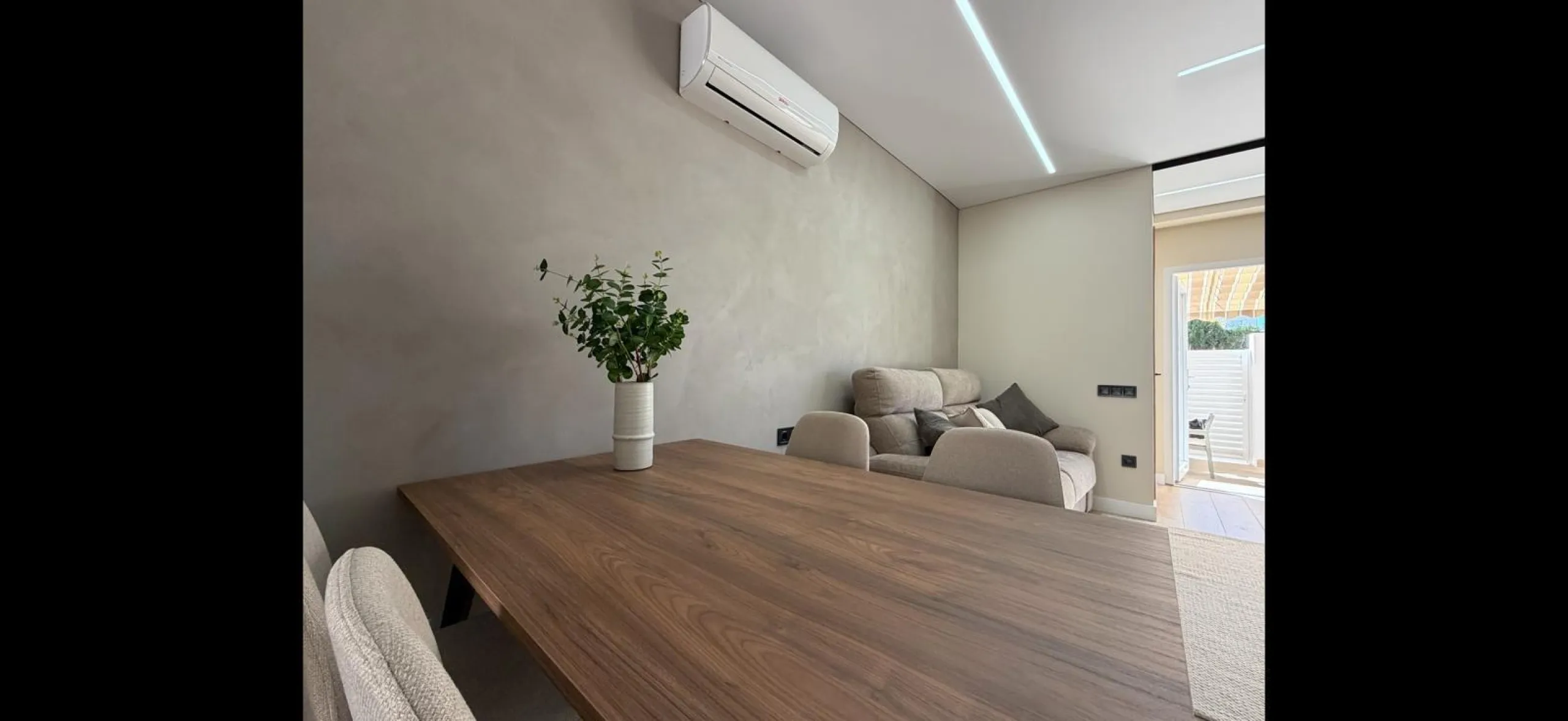 ADOSADO TOTALMENTE REFORMADO DE 2 DORMITORIOS CON SOLARIUM Y PISCINA EN TORREVIEJA