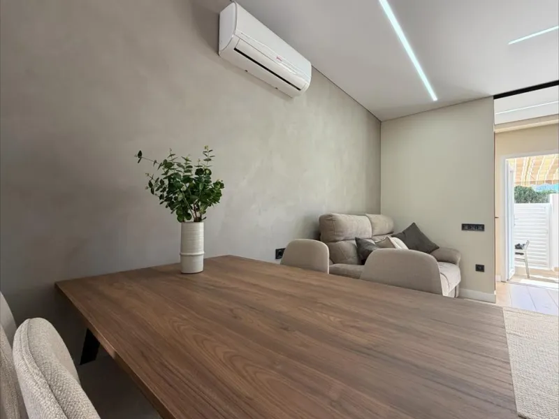 ADOSADO TOTALMENTE REFORMADO DE 2 DORMITORIOS CON SOLARIUM Y PISCINA EN TORREVIEJA