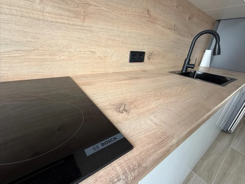 ADOSADO TOTALMENTE REFORMADO DE 2 DORMITORIOS CON SOLARIUM Y PISCINA EN TORREVIEJA