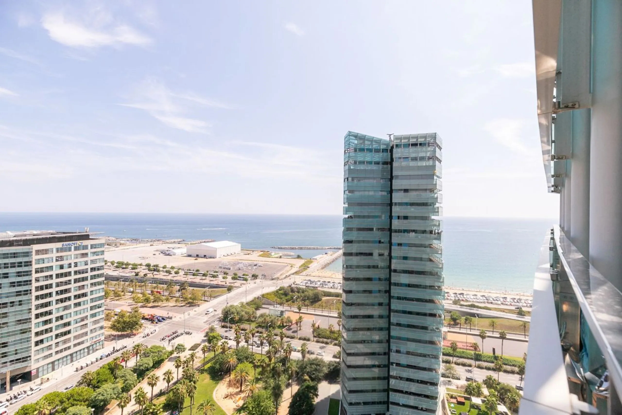 Ático con terraza, jacuzzi y vistas al mar en Diagonal Mar, Barcelona