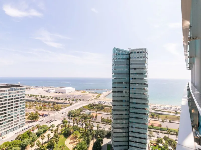 Ático con terraza, jacuzzi y vistas al mar en Diagonal Mar, Barcelona