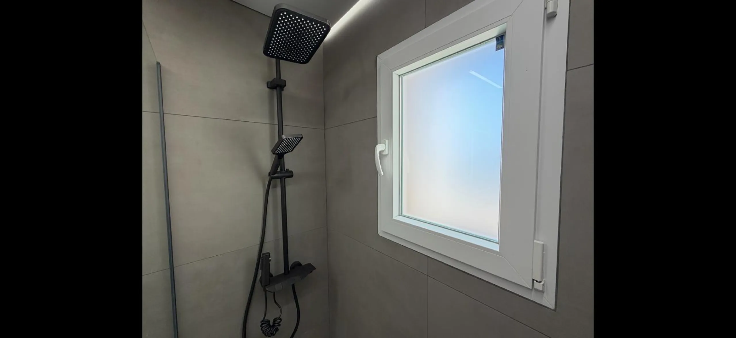 ADOSADO TOTALMENTE REFORMADO DE 2 DORMITORIOS CON SOLARIUM Y PISCINA EN TORREVIEJA