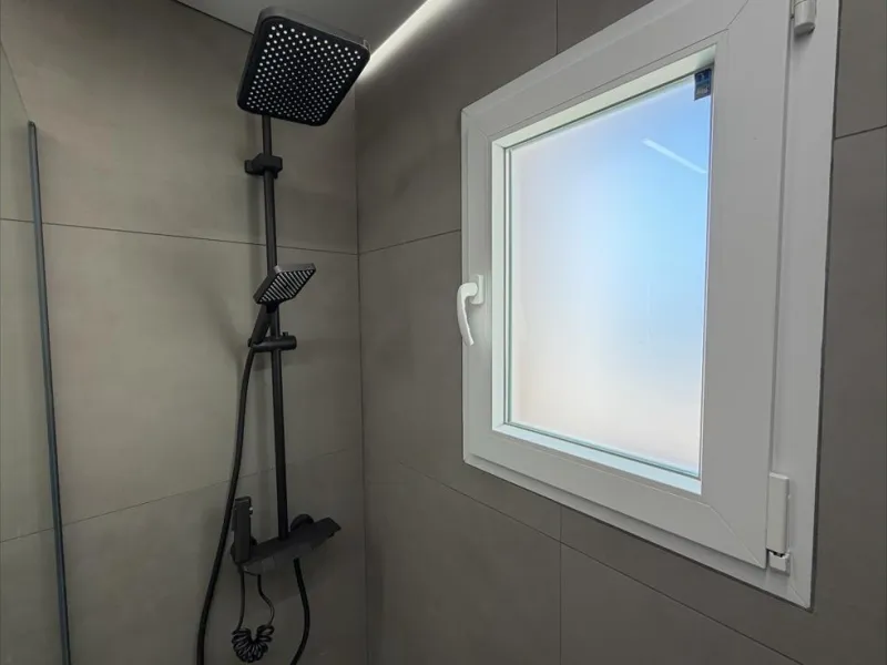 ADOSADO TOTALMENTE REFORMADO DE 2 DORMITORIOS CON SOLARIUM Y PISCINA EN TORREVIEJA