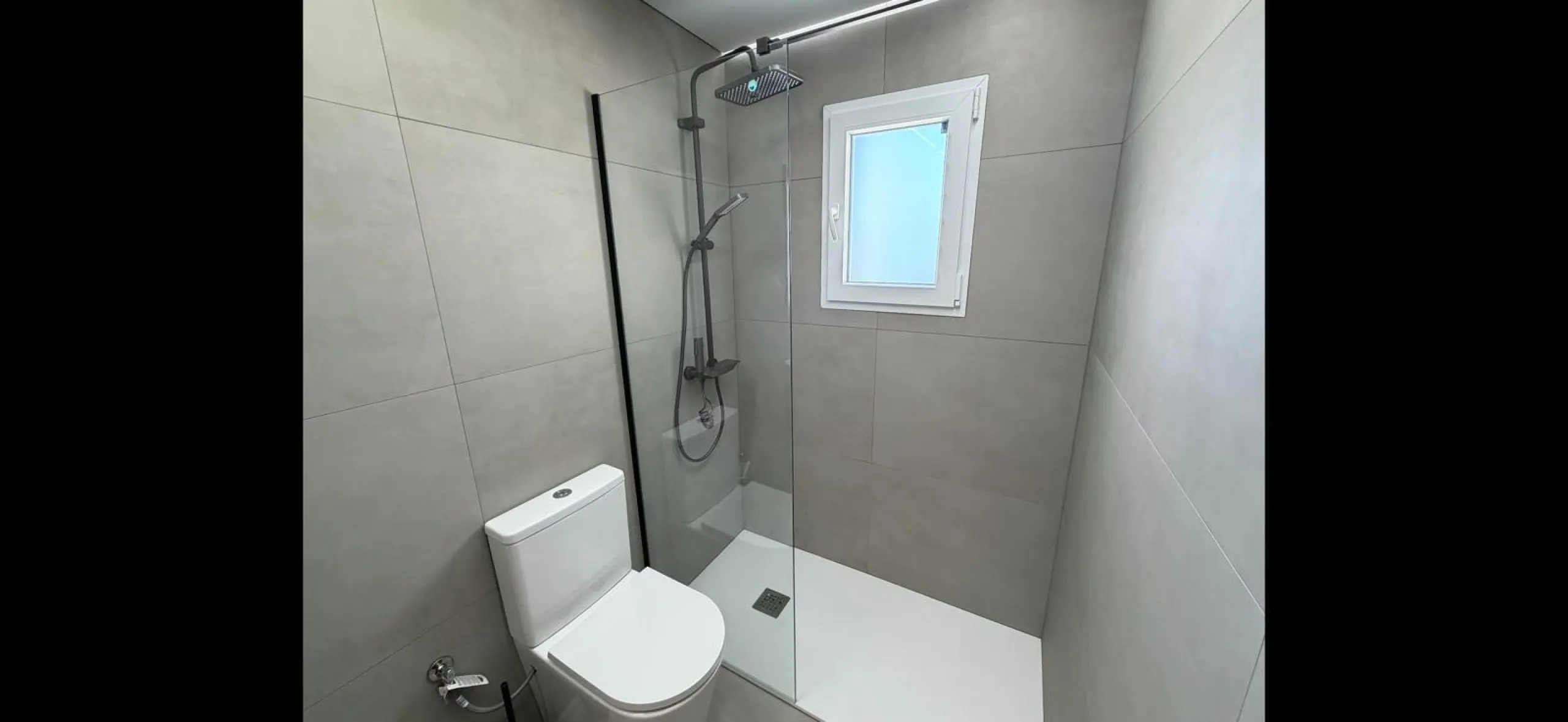 ADOSADO TOTALMENTE REFORMADO DE 2 DORMITORIOS CON SOLARIUM Y PISCINA EN TORREVIEJA